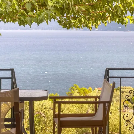 Six Independent By The Sea