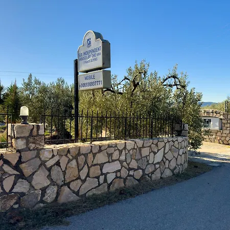 Six Independent By The Sea