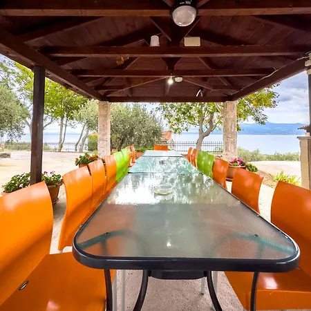 Six Independent By The Sea